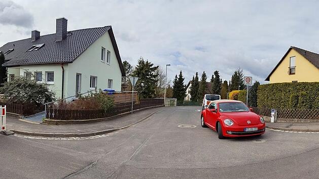 Die Eltingshäuserstraße in Oerlenbach soll zwischen der Hegler-Halle und dem Kreisel saniert werden. Dafür stehen dieses Jahr 650.000 € im Entwurf des Gemeindehaushaltes. Kanalbauarbeiten laufen bereits. Unser Bild zeigt ein 200-Grad-Panorama der Straße an der Einmündung der Straße An der Helle. Es wurde geschossen mit der Panorama-Funktion eines Smartphones. Foto: Dieter Britz
