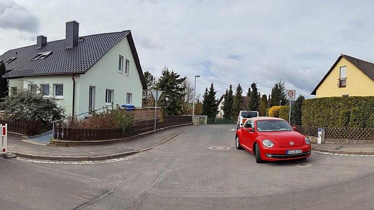 Die Eltingshäuserstraße in Oerlenbach soll zwischen der Hegler-Halle und dem Kreisel saniert werden. Dafür stehen dieses Jahr 650.000 € im Entwurf des Gemeindehaushaltes. Kanalbauarbeiten laufen bereits. Unser Bild zeigt ein 200-Grad-Panorama der Straße an der Einmündung der Straße An der Helle. Es wurde geschossen mit der Panorama-Funktion eines Smartphones. Foto: Dieter Britz