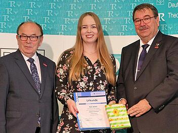 Das beste Ergebnis bei der Bestatter-Gesellenprüfung erzielte Nele Jansen  aus Schönkirchen bei Kiel. Mit ihr freuten sich Handwerkskammer-Präsident  Walter Heußlein (links) und Christian Streidt, der Präsident des  Bundesverbandes deutscher Bestatter (rechts). Foto: Dieter Britz