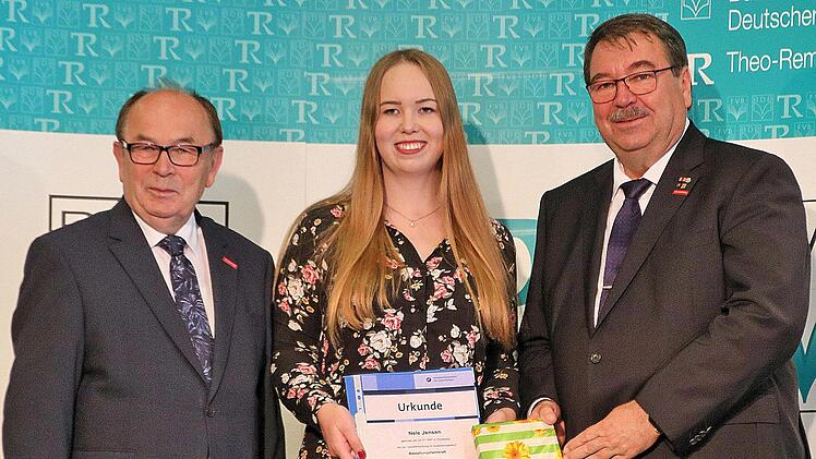 Das beste Ergebnis bei der Bestatter-Gesellenprüfung erzielte Nele Jansen  aus Schönkirchen bei Kiel. Mit ihr freuten sich Handwerkskammer-Präsident  Walter Heußlein (links) und Christian Streidt, der Präsident des  Bundesverbandes deutscher Bestatter (rechts). Foto: Dieter Britz