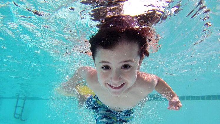 Bietet neben einem Solebecken und einem Saunadorf auch eine Schwimmhalle mit Mehrzweckbecken: das Juramare im mittelfränkischen Gunzenhausen. Symbolbild: adrit1/pixabay.com