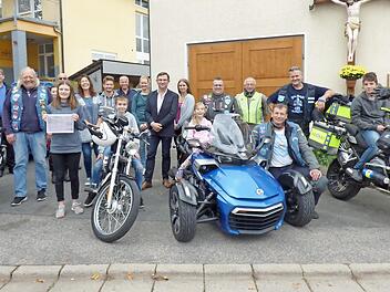 Gruppenbild mit den Kindern, den "Polizeirockern", Landart, Bürgermeister und Polizeichef vor dem Kinderhaus jule bei der Anzahlung der Spendenübergabe.  Foto: Thomas Weichert