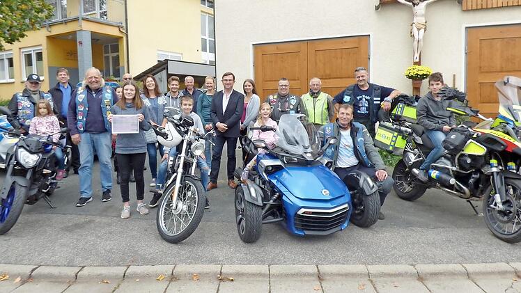 Gruppenbild mit den Kindern, den "Polizeirockern", Landart, Bürgermeister und Polizeichef vor dem Kinderhaus jule bei der Anzahlung der Spendenübergabe.  Foto: Thomas Weichert