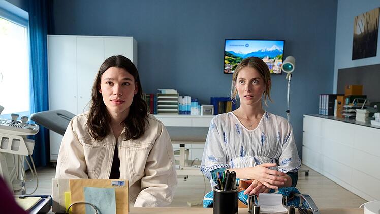 Timo Neureuter (Helge Mark) und Vivien Ofrazek (Paula Kroh) freuen sich auf ihr Baby und schlagen deshalb eine ungewöhnliche Lösung vor.