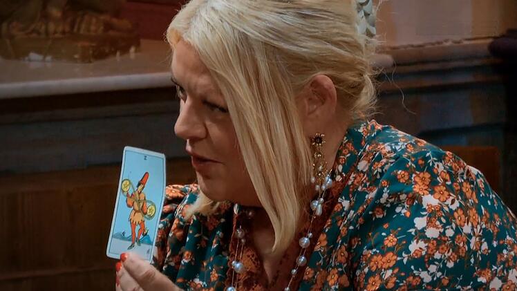 Die morgendliche Tarot-Ziehung hat es Tine Wittler gezeigt: "Einer unserer drei Maler ist ein Verr&auml;ter."