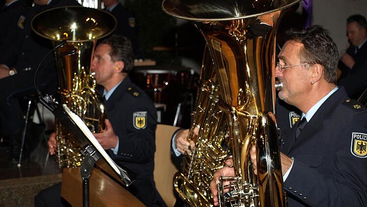 Das Bundespolizeiorchester München unter Chefdirigent Stefan Weber gastierte mit Sängerin Heike Gündisch in Oerlenbach.  Foto: Stefan Geiger