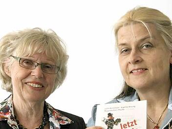 Angelika Breunig aus Marktbreit und Dr. Margarete Klein-Pfeuffer aus Tiefenstockheim sind Mitherausgeber des Buches "Jetzt schlägt´s 13". Darin beschäftigen sie sich im weitesten Sinn mit Aberglauben in unserer Regien. Foto: Thomas Meyer