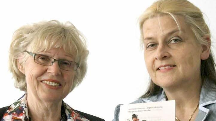 Angelika Breunig aus Marktbreit und Dr. Margarete Klein-Pfeuffer aus Tiefenstockheim sind Mitherausgeber des Buches "Jetzt schlägt´s 13". Darin beschäftigen sie sich im weitesten Sinn mit Aberglauben in unserer Regien. Foto: Thomas Meyer