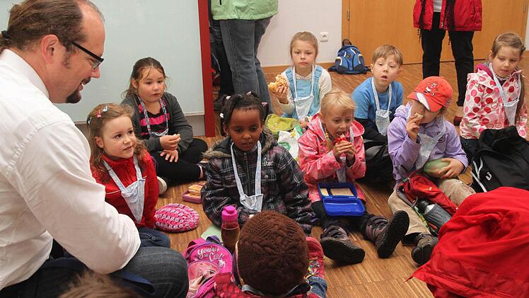 Natürlich galt es sich bei den Stationen und dem langen Weg auch zu stärken. Foto: Günther Geiling