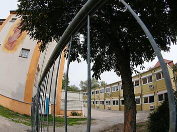 Neun provisorische Unterrichtsräume des Clavius-Gymnasiums befinden sich in den Containern neben dem historischen Stadtarchiv in Bamberg (links). Foto: Matthias Hoch