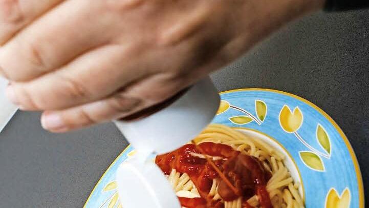 Fürs Foto doch auf gutem Porzellan. "Bloß nicht!" oder "Her damit!" — an Nudeln mit Ketchup scheiden sich die Geister.  Foto: Matthias Hoch