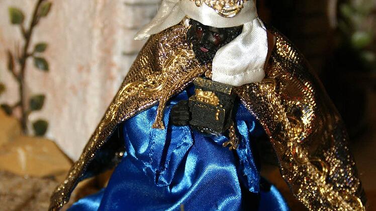 In liebevoller Handarbeit hat Inge Christel auch die Gewänder für die Figuren gefertigt.