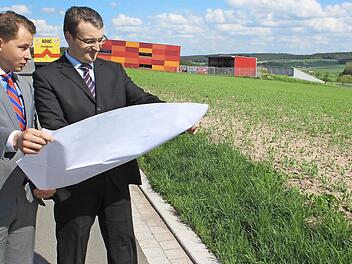 Vor einem Jahr stellten David Veit Krafft (links) und Matthias Gebhardt von der Geschäftsleitung der Dennert Poraver am Bauplatz ihre Pläne für das neue Werk in Schlüsselfeld vor. Hier soll Blähglasgranulat produziert werden. Im Hintergrund die Firma Pröls und der ADAC. Foto: Archiv