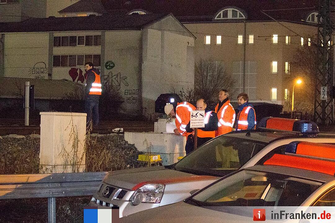 Bahnlinie zwischen Nürnberg und Fürth aufgrund von Oberleitungsschaden lahmgelegt - Einsatzkräfte müssen rund 350 Personen aus zwei Zügen evakuieren
