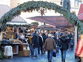 Einen Tag nach dem Terroranschlag mit einem Sattelschlepper auf den Weihnachtsmarkt bei der Ged&auml;chtniskirche in Berlin geht es auf dem Coburger Weihnachtsmarkt zu F&uuml;&szlig;en des Denkmals des Prinzgemahlen Albert wie gewohnt zu, auch wenn alle &uuml;ber das schreckliche Geschehen reden. Foto: Christoph Winter
