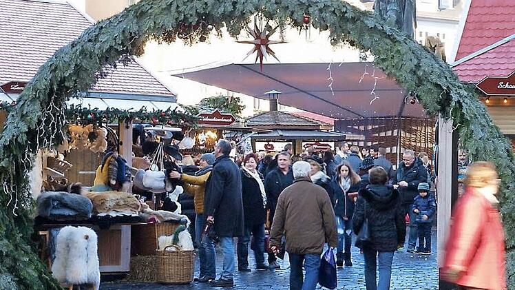 Einen Tag nach dem Terroranschlag mit einem Sattelschlepper auf den Weihnachtsmarkt bei der Ged&auml;chtniskirche in Berlin geht es auf dem Coburger Weihnachtsmarkt zu F&uuml;&szlig;en des Denkmals des Prinzgemahlen Albert wie gewohnt zu, auch wenn alle &uuml;ber das schreckliche Geschehen reden. Foto: Christoph Winter