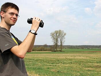 Matthias Franz ist viel mit Fernglas unterwegs, um Wiesenbrüter zu sichten. Ganz früh am Morgen ist die beste Zeit. Foto: Heike Beudert