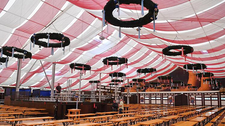 Es ist vorbereitet: Bierbänke und -tische sind bereits aufgestellt.