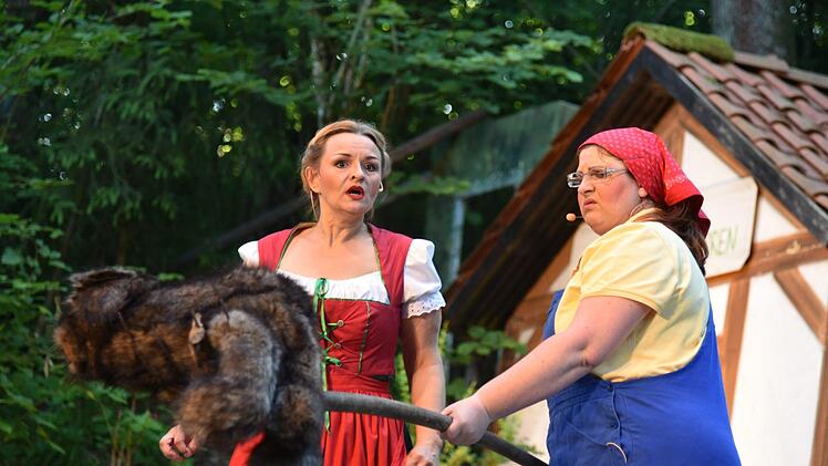 Welch ein Drama: Der Kater Peter wurde erschossen, zum Kummer von Mühlenwirtin Zänker (Heike Gareis) und Magd Pauline (Diana Geisler). Foto: Gabi Arnold
