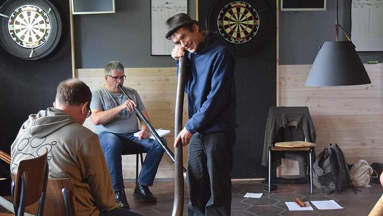 Workshopleiter Marc Miethe hört ganz genau hin, ob die Kursteilnehmer seine Tipps und Tricks gut umsetzen können. Foto: Daniela Pondelicek