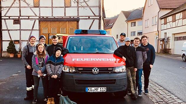 Bei der M&uuml;llaktion kam einiges zusammen. Auf dem Bild sind (von rechts) Niklas Wolf, Laura Bartel, Tobias Wolf, Thomas Kleinhenz, Nils Paulik, Philipp Saum, Denis Paulik,&nbsp;Christoph M&uuml;tzel und Marius Krimmel.  Foto: Valentin Saum