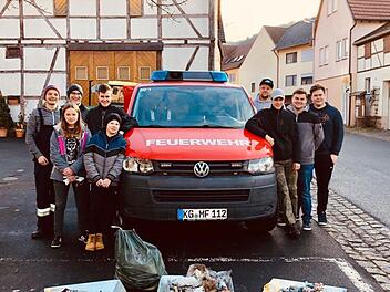Bei der Müllaktion kam einiges zusammen. Auf dem Bild sind (von rechts) Niklas Wolf, Laura Bartel, Tobias Wolf, Thomas Kleinhenz, Nils Paulik, Philipp Saum, Denis Paulik, Christoph Mützel und Marius Krimmel.  Foto: Valentin Saum