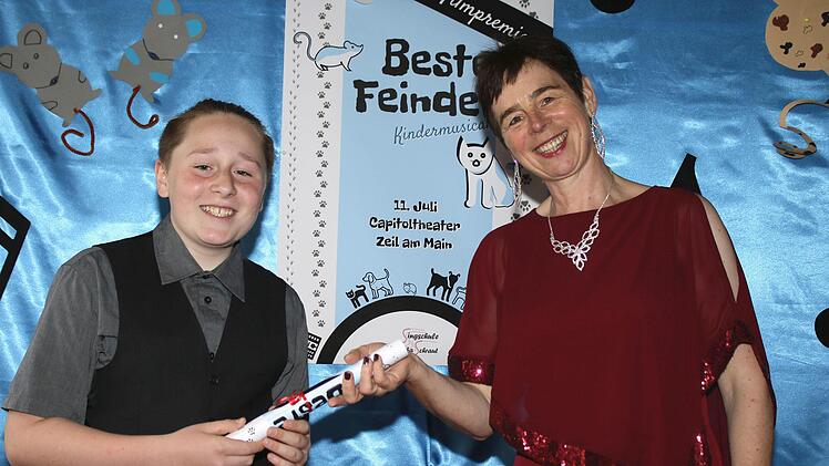 Jedes Singschul-Chormitglied - hier Nick Naumann - bekam vor der Fotoshootingwand von Monika Schraut ein eigenes Filmplakat überreicht.