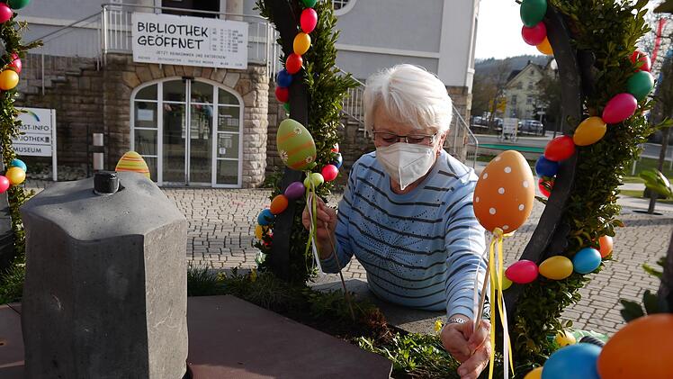 Auch Gisela Knüttel legt beim Schmücken des Bad Brückenauer Osterbrunnens mit Hand an. Bunte Ostereier zieren seit vergangenem Freitag den Brunnen.