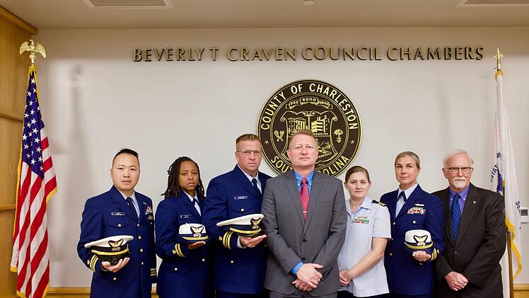 Das siebenköpfige Team des Untersuchungsausschusses der US-Küstenwache unter der Leitung von Chefermittler Jason Neubauer (Mitte) klärte die Ursachen des U-Boot-Unglücks auf.