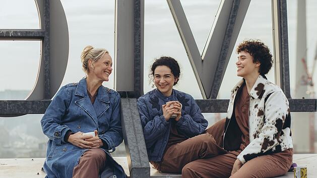 Auf dem Krankenhausdach kann man nach einem langen Tag am besten herunterkommen (von links): Anna (Anna Schudt), Nalan (Mariam Hage) und Greta (Lydia Amasko) haben den sch&ouml;nsten Job der Welt.