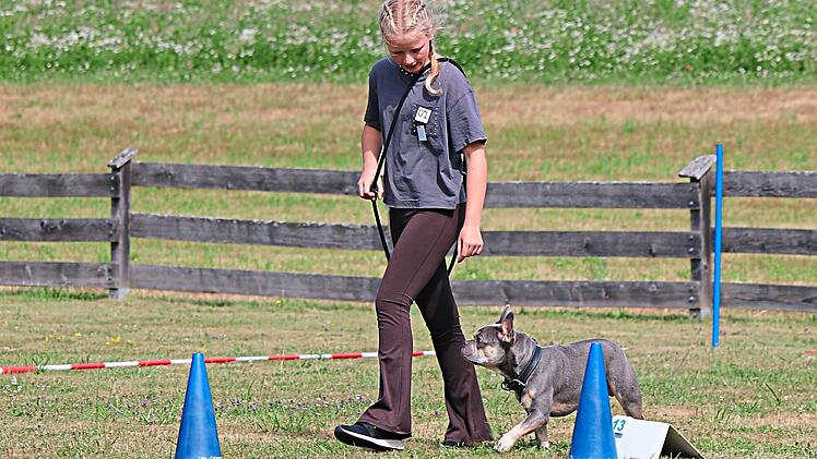 Die j&uuml;ngste Starterin am Rally-Obedience-Turnier, Yana Linkin, erreichte mit ihrer Franz&ouml;sischen Bulldogge Bucky ein &bdquo;Sehr gut&ldquo;.Jessica Rohrbach