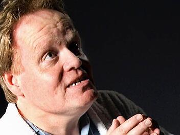 Stephan Bach tritt in "Die Werkstatt der Schmetterlinge", einem Stück der Landesbühne Oberfranken, als Rodolfo auf. Foto: Fränkischer Theatersommer