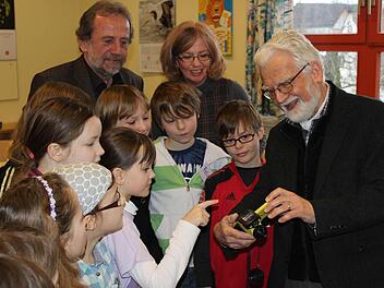 Friedrich Oehme (r.) erklärt denn Schülern, wie eine Wärmebildkamera funktioniert. Landrat Glauber (l.) hört auch zu.  Foto: fra-press