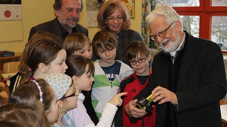Friedrich Oehme (r.) erklärt denn Schülern, wie eine Wärmebildkamera funktioniert. Landrat Glauber (l.) hört auch zu.  Foto: fra-press