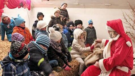 Der Nikolaus verteilt Geschenke an die Kinder.