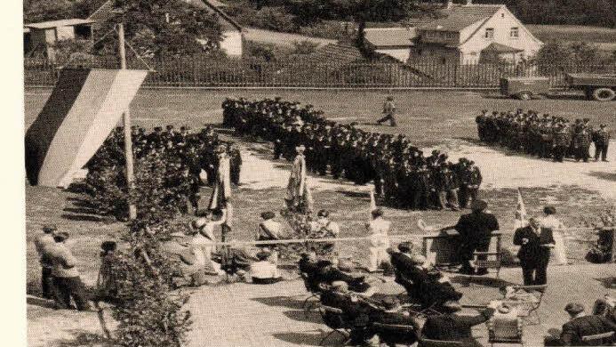 Historisch: Auf dem "Alten Sportplatz" mit Gästen und Blaskapelle angetreten zu Festansprachen anlässlich des 100-jährigen Bestehens der Feuerwehr Gestungshausen. Foto: Klaus Oelzner