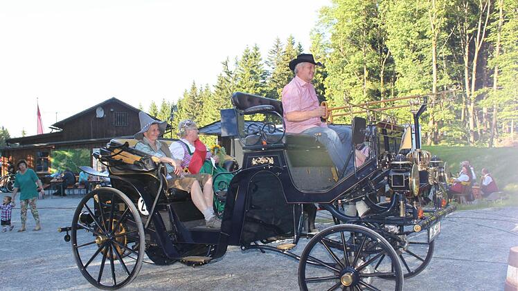Einzug der Köhlermeilerliesel Foto: Veronika Schadeck