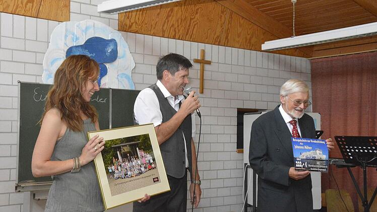 Eine große Überraschung bereitete das Lehrerkollegium dem Rektor. Er bekam eine Seereise geschenkt. Auf dem Bild von links Lehrerin Silke Feulner, Alois Brandl, der künftige Schulleiter und Johannes Häfner. Foto: Gerhard Schmidt