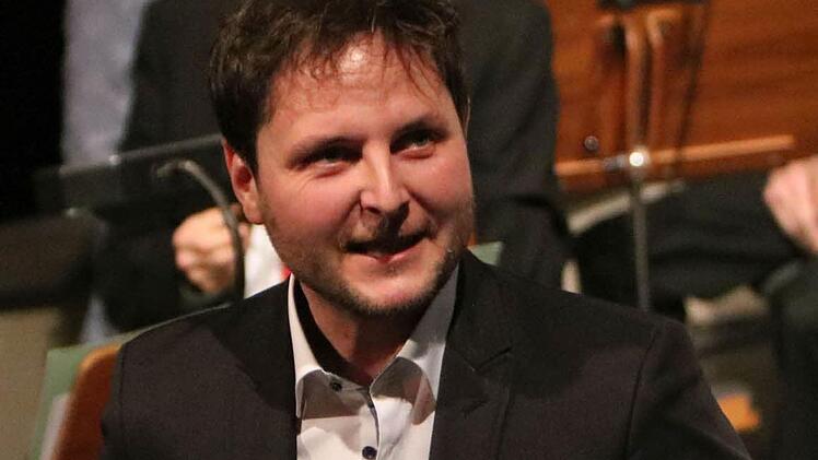 Junge Talente aus der Region und Profis des Philharmonischen Orchester musizierten zusammen beim "Concert for Kids" unter Leitung von Dominik Tremel im Landestheater Coburg. Foto: Jochen Berger