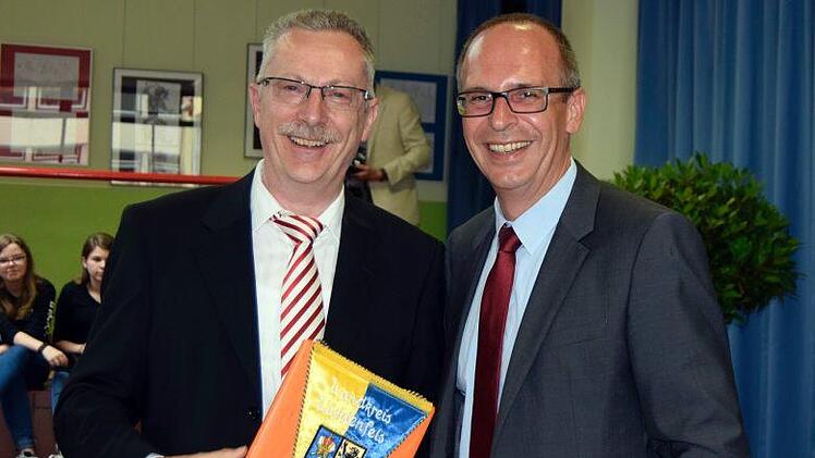 Landrat Christian Meißner (rechts) überreichte Heinz Zech den Landkreiswimpel.