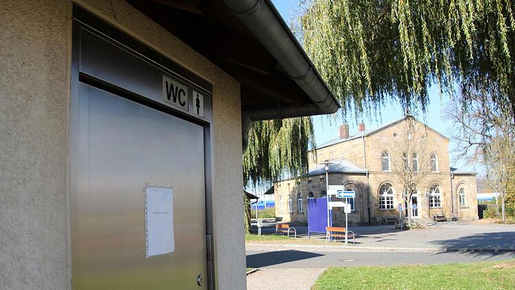 Die Sanierung der städtischen Toilette am Bahnhof zieht sich. Wichtige Teile waren lange nicht verfügbar.