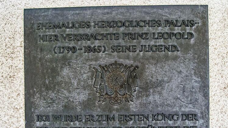 Eingerüstet derzeit das Coburger Ämtergebäude gegenüber der Ehrenburg. Der Grund. Die Fassade muss saniert werden.Foto: Jochen Berger