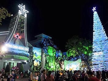 Im Gebiet Binh An im Erzbistum Saigon, in dem Ngoc The Nguyen aufgewachsen ist, wird Weihnachten im Freien geiert - auch mit einer Krippe.