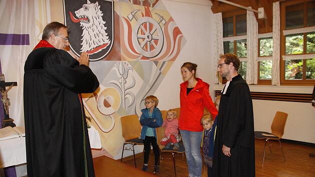 Der Gräfenberger Dekan Reiner Redlingshöfer (l.) verabschiedet  Pfarrer Michael Maul und dessen Familie. Foto: Reinhard Löwisch