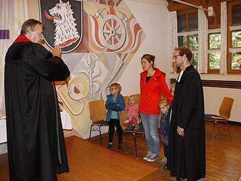 Der Gräfenberger Dekan Reiner Redlingshöfer (l.) verabschiedet  Pfarrer Michael Maul und dessen Familie. Foto: Reinhard Löwisch
