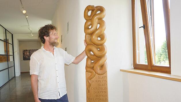 Das Meisterst&uuml;ck von Holzbildhauermeister Elias Frisch ist in der aktuellen Ausstellung im Bruder-Franz-Haus auf dem Kreuzberg erstmals in der &Ouml;ffentlichkeit zu sehen. Das Werk ist allerdings unverk&auml;uflich. Fotos:  Marion Eckert