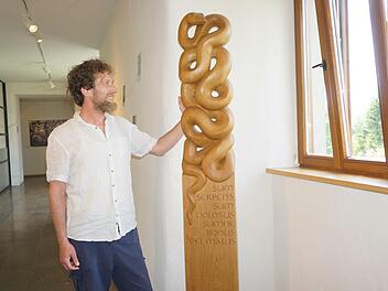 Das Meisterstück von Holzbildhauermeister Elias Frisch ist in der aktuellen Ausstellung im Bruder-Franz-Haus auf dem Kreuzberg erstmals in der Öffentlichkeit zu sehen. Das Werk ist allerdings unverkäuflich. Fotos:  Marion Eckert