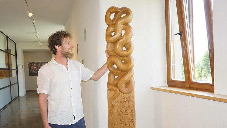 Das Meisterstück von Holzbildhauermeister Elias Frisch ist in der aktuellen Ausstellung im Bruder-Franz-Haus auf dem Kreuzberg erstmals in der Öffentlichkeit zu sehen. Das Werk ist allerdings unverkäuflich. Fotos:  Marion Eckert