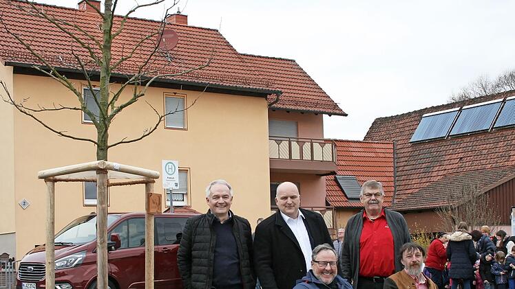 Amberbaum mit Bank: Gemeinderat Eugen Edelmann (von links), Bürgermeister Daniel Wehner, Thomas Hofmann (IG BAU), Hermann Köth (IG BAU) und Michael Groha (IG BAU)