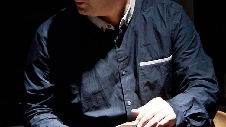 Hadi Alizadeh am Tonbak Foto: Jochen Berger